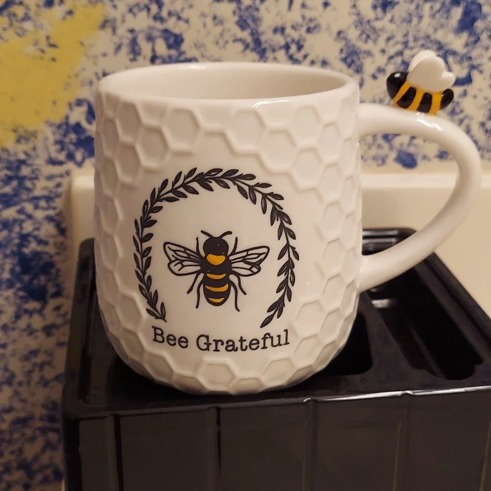 Bee Grateful OVERSIZED Ceramic Embossed Coffee Mug 20 Ounce BNWT 5☆ RETIRED